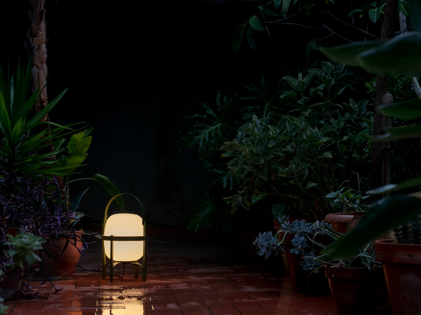 Modern Outdoor Lighting: Cesta Lamp by Santa and Cole