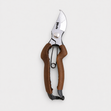 Toyama Hamono T13-O Olive Leather Secateurs, look 1