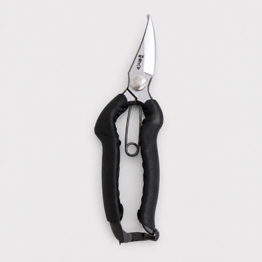 Toyama Hamono T26-B Black Leather Shears, look 1
