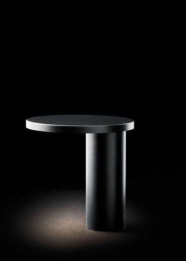 Minimalist metal Cylinda table lamp with warm 3000K LED light output