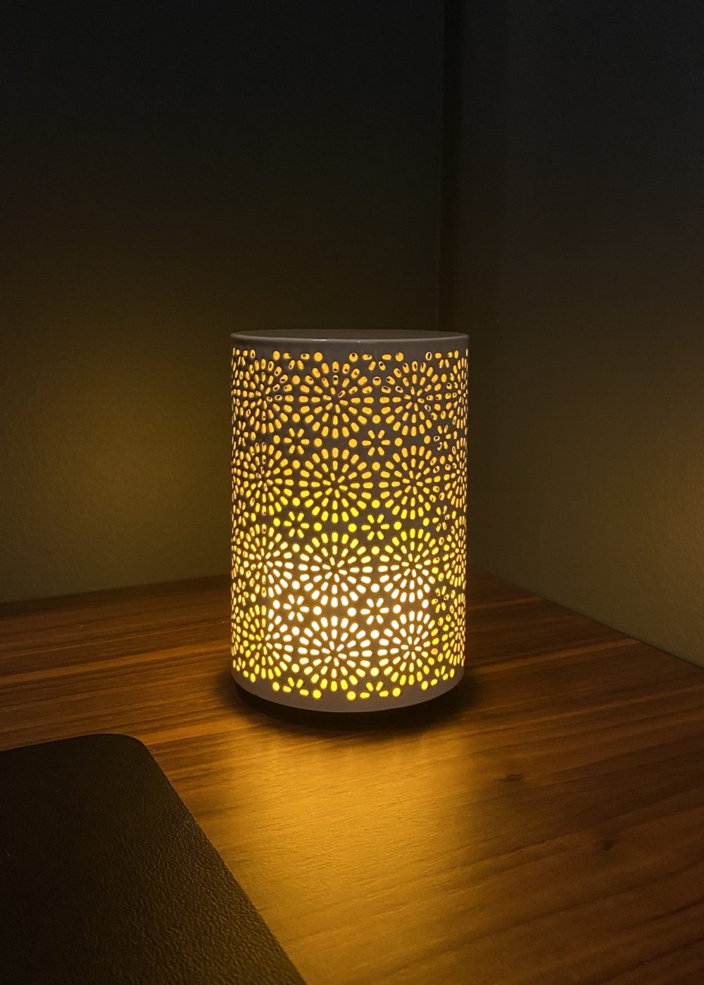 Smart Green Dancing Flame Shiny White LED Table Lamp