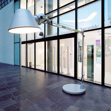 Tolomeo XXL Outdoor Floor Light styled in a modern interior, view 2
