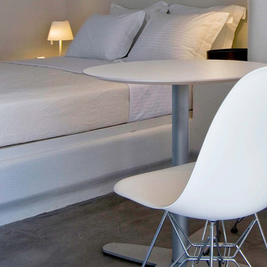Adjustable Artemide designer table lamp with painted aluminum stem