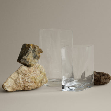 DUASIS glass vase in a styled room (1) | DUASIS by Ilja Huber for blomus