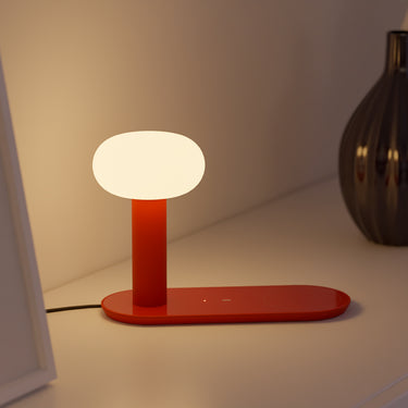Close-up of the Combi LED Table Lamp with Wireless Charging (5)