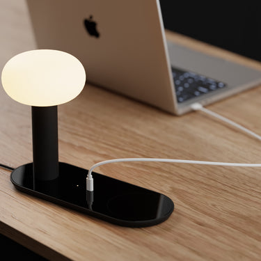 Close-up of the Combi LED Table Lamp with Wireless Charging (4)