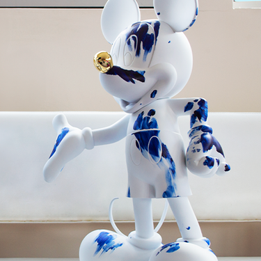 One Minute Mickey by Marcel Wanders by Leblon Delienne, White & Delft Blue, chromed gold nose colorway, 60 cm – image 2