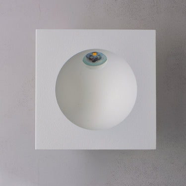 ET2 Alumilux Step Light low voltage outdoor wall light, White, front view of the round recess with the LED at the top edge