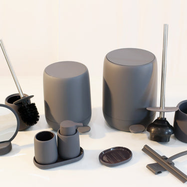 SONO plunger in a styled bathroom (1) | SONO by Nina Thöming for blomus