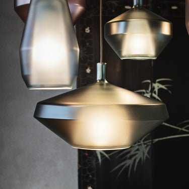 Penta MoM Low pendant light in matt glass over a dining table