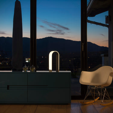 Contemporary LED table lamp with curved frame and 90 CRI warm illumination