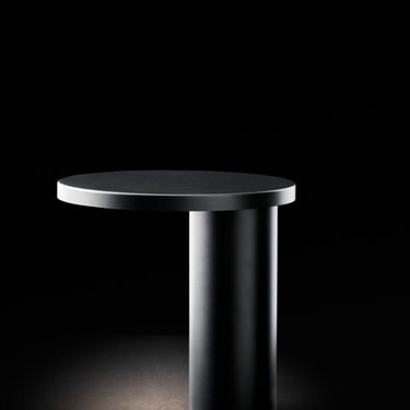 Minimalist metal Cylinda table lamp with warm 3000K LED light output