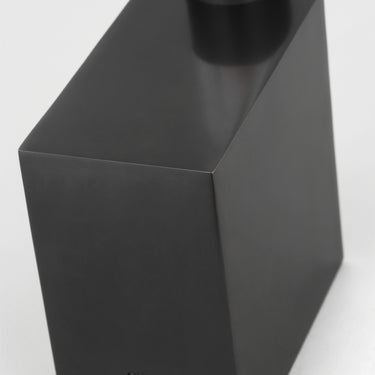 Battery-powered bronze table lamp with 3-step dimming and minimalist design