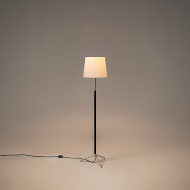 Adjustable Santa & Cole Pie de Salón G3 floor lamp featuring a White Linen shade and chrome-plated frame