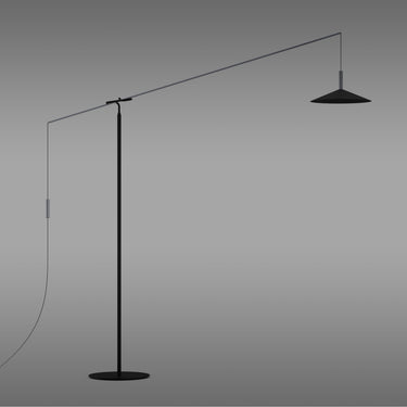 Penta Altura floor lamp in matt black, studio view