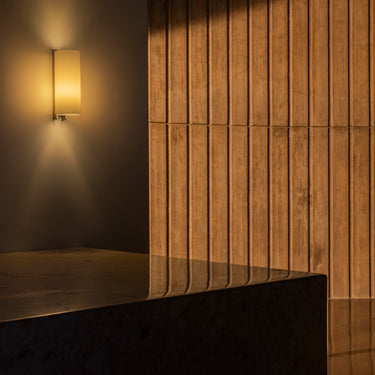 Minimalist TMM Metálico wall lamp with soft ambient lighting