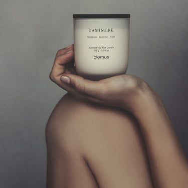 TUOKSU scented candle in a styled room (4) | TUOKSU by blomus