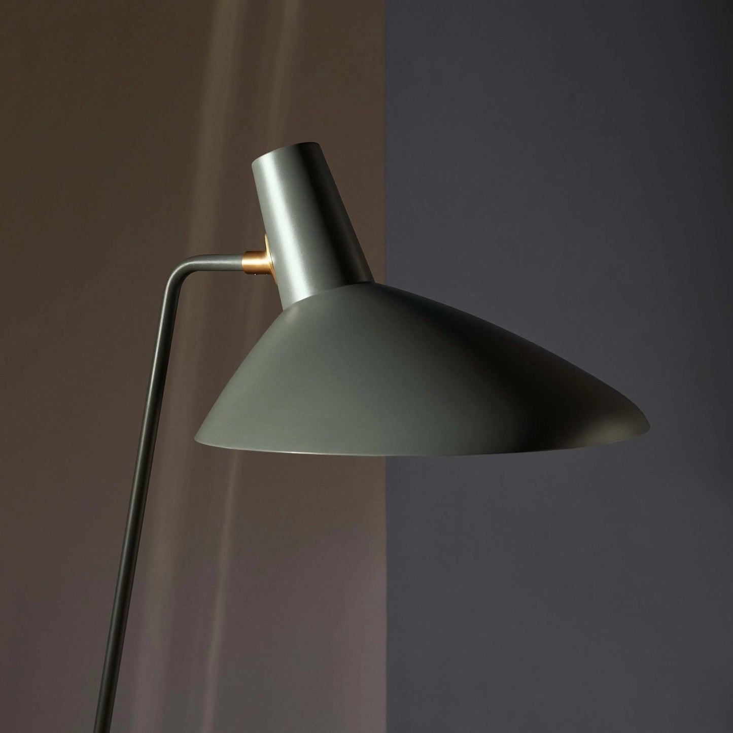 Tripod HM8 Floor Lamp by &Tradition | Loftmodern 9