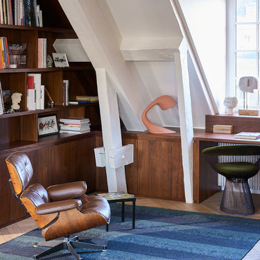 Almonia jute rug in Blue, styled in a room