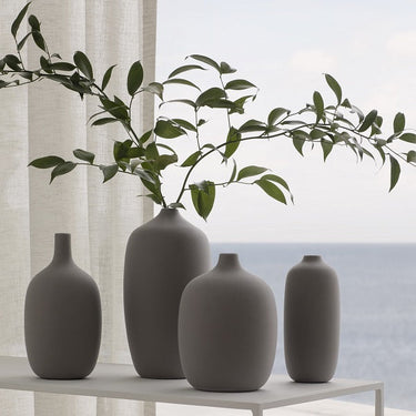 CEOLA ceramic vase in a styled room (3) | CEOLA by Frederike Martens for blomus