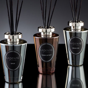 Ladenac Urban Senses 200 ml reed diffuser – silver diffusers on a dark backdrop