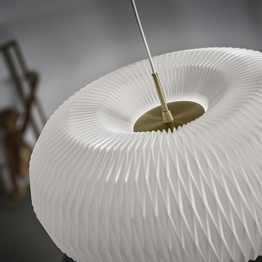Donut 195 Pendant, Large, Brass, Le Klint · Close-up: brass top plate under the pleats (1)
