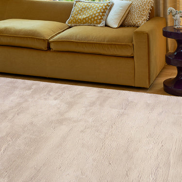 Délice viscose rug in Mastic, styled in a room