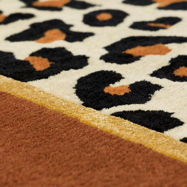 Fauve wool rug, close-up of the pile texture