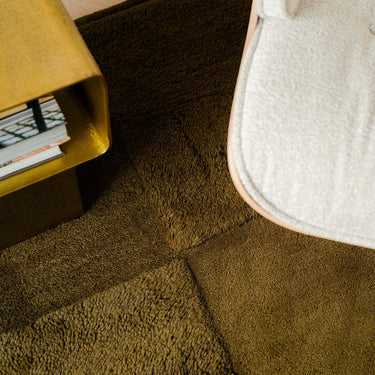 Damier wool rug in Green, close-up detail