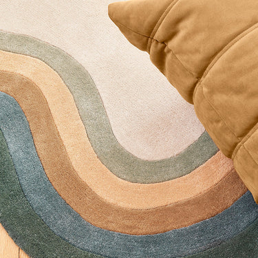 Fragola wool rug in Winter, close-up detail