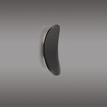 Penta Vela wall sconce, front view of the sail-shaped shade