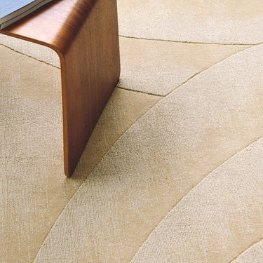 Volute wool rug in Beige, close-up detail