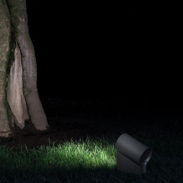 Contemporary wet-rated LED spike floor lamp for exterior residential walkways, durable aluminum, 781 lumens