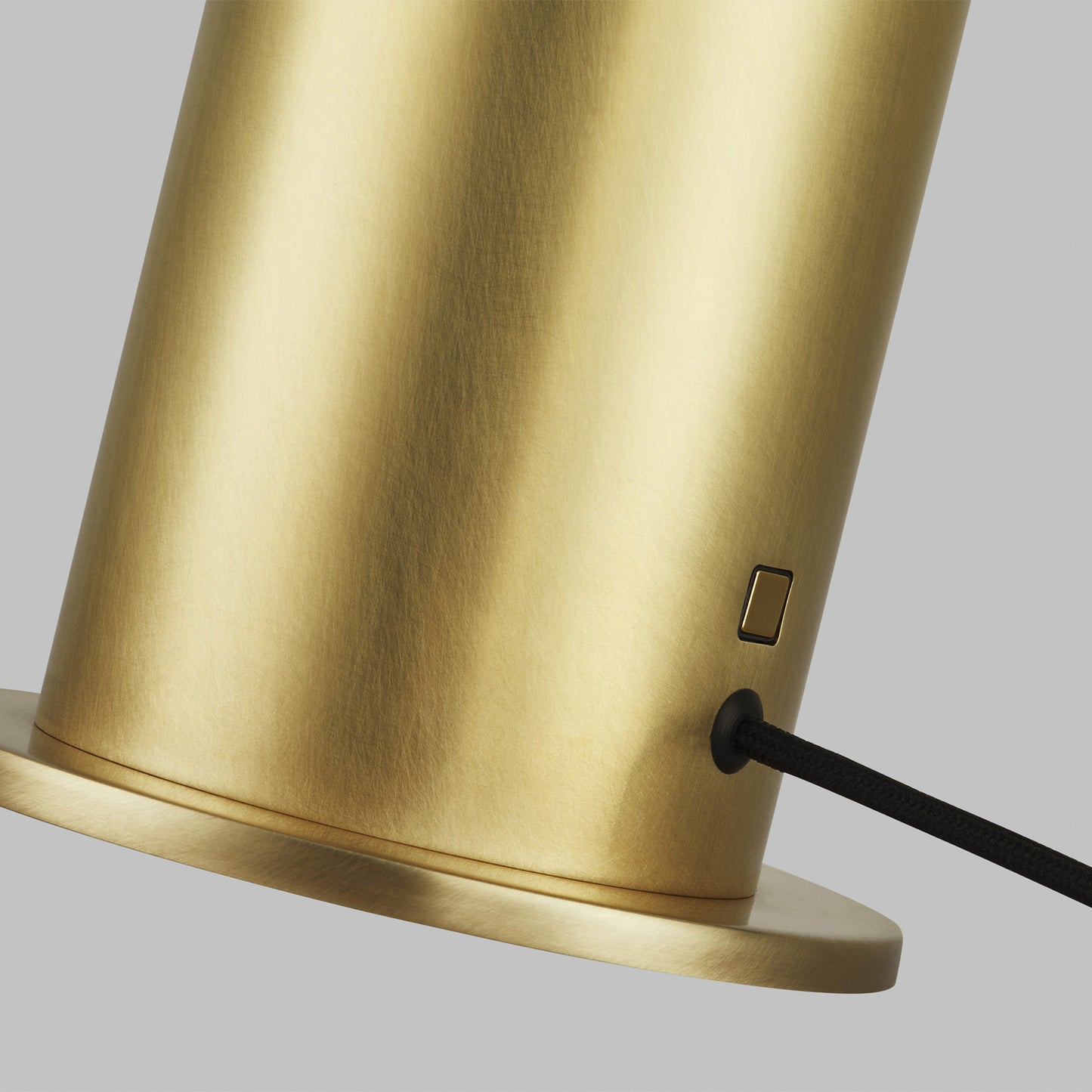 Ebell Medium Table Lamp | Visual Comfort Modern
