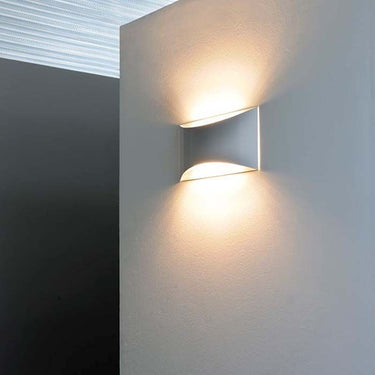 Minimalist up and down wall lamp Kelly 790 by Oluce for hotel interiors