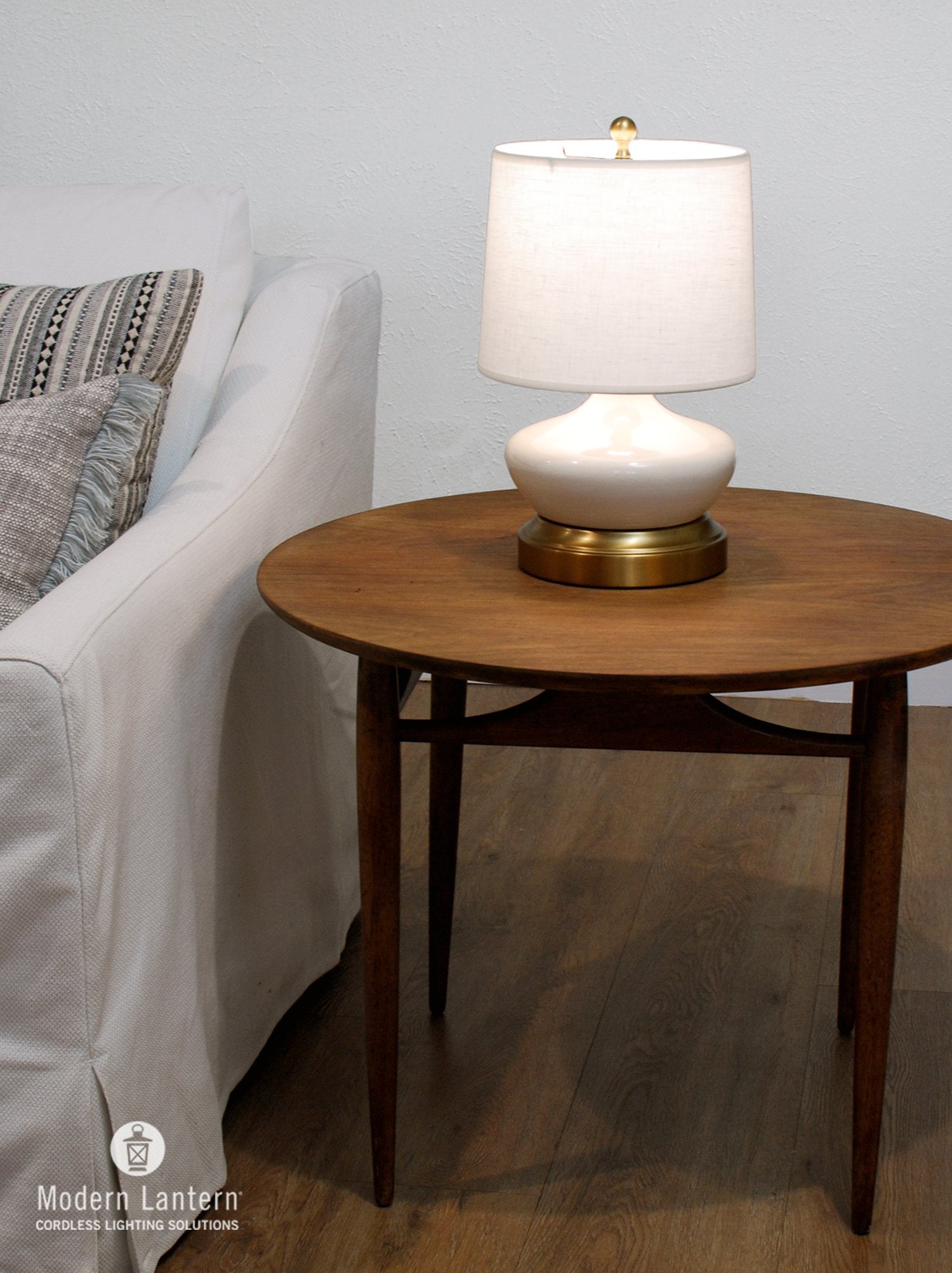 Elegant Table Lamp in Ivory Antique Brass