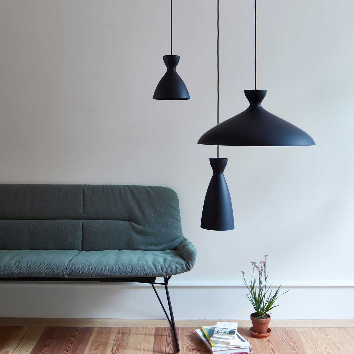 Pretty - Long Black Pendant Light of Nyta