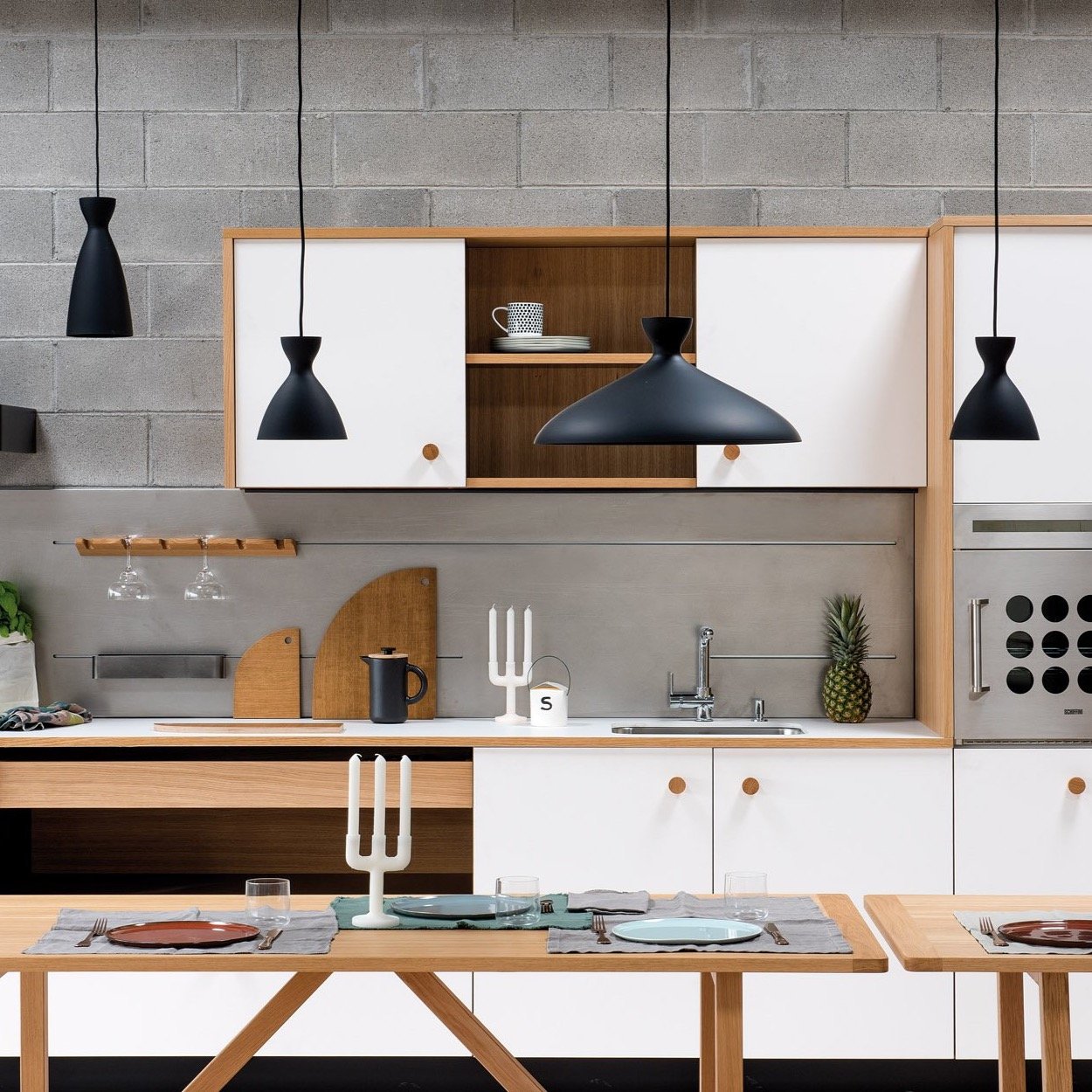 Pretty - Long Black Pendant Light of Nyta