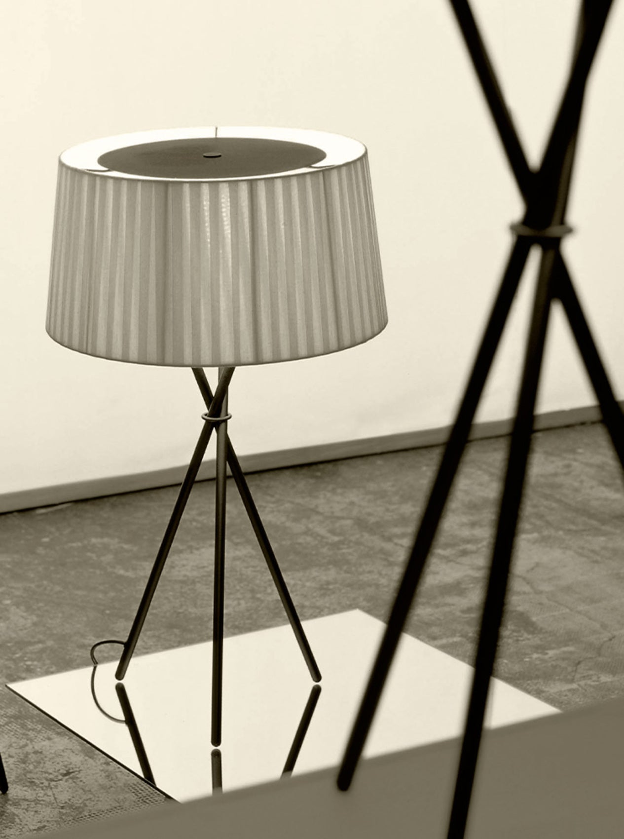 Santa & Cole Tripode M3 Table Lamp